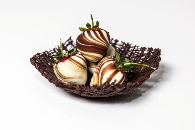 Frozen Garnish - Chocolate Bowl with Dipped Strawberries
