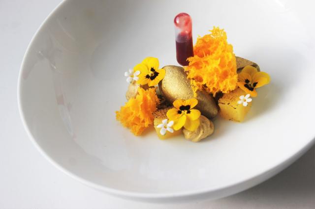 Golden apple, coconut and cranberry with Koppert Cress flowers