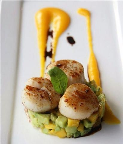1. Avocado and mango salad, seared scallops, mango purée and balsamic-cognac sauce by Purdey Dumelie, chefs of instagram, top instagram, food pics⠀