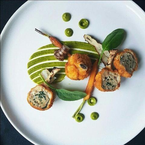 3. Sausage and spinach stuffed chicken wings with roasted roots and puree of spinach, carrots, and sunchchokes by Kareem Roberts, chefs of instagram, top instagram, food pics