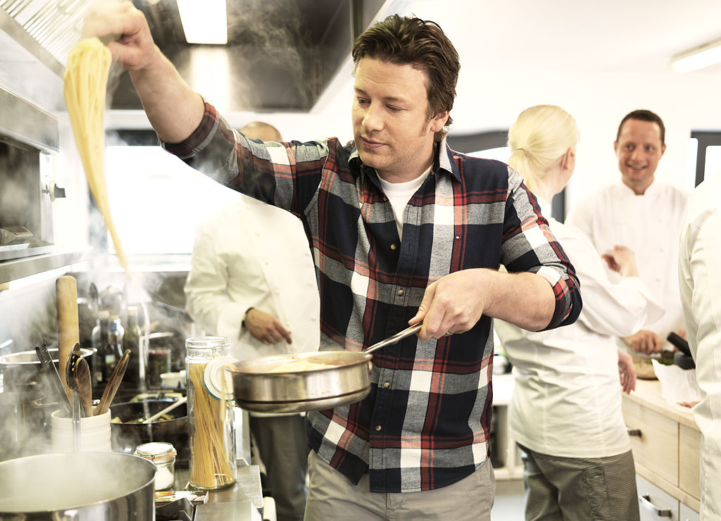Jamie Oliver cooking (Scandic Hotels via Wiki Commons)